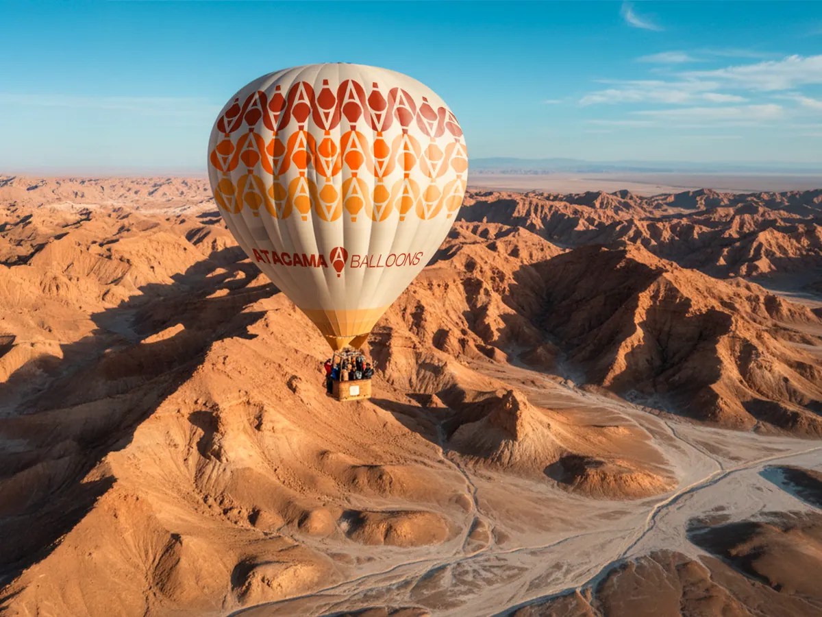 Globo aerostático de Atacama Balloons sobre la Cordillera de la Sal