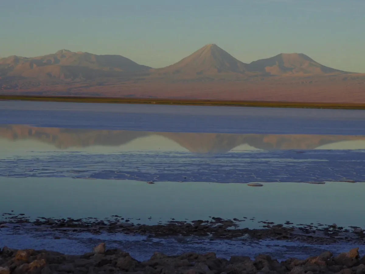 Laguna Cejar con el volcán Licancabur reflejado