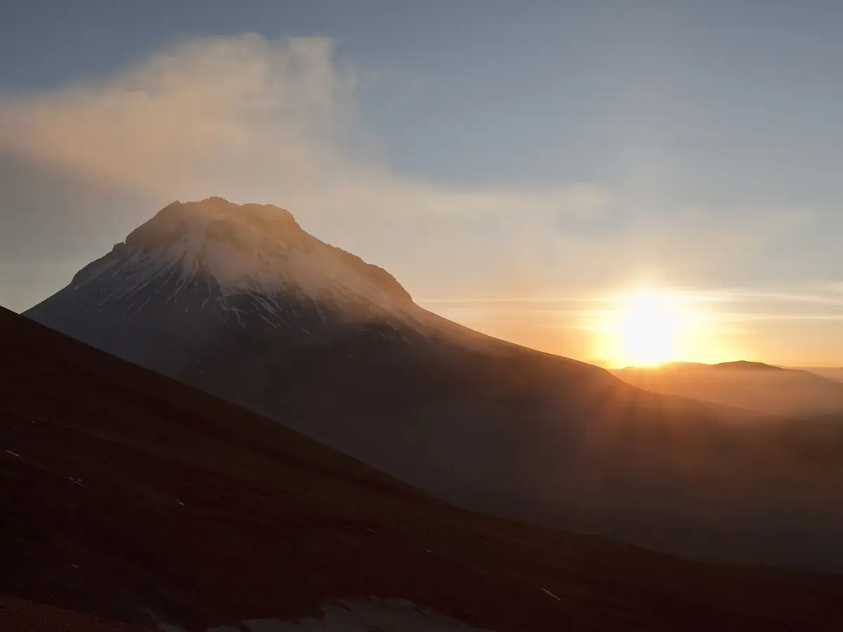Amanecer sobre la ladera del volcán Láscar
