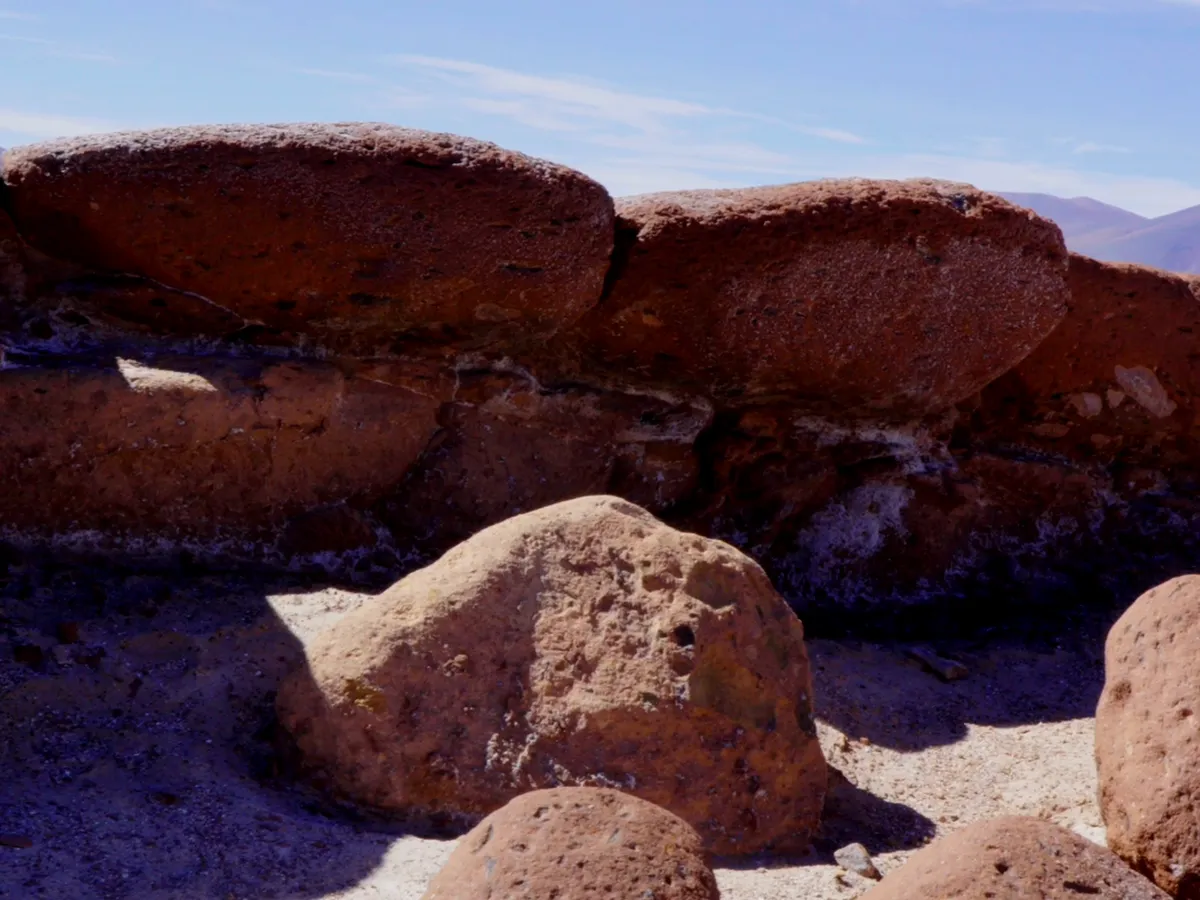 Grandes rocas volcánicas rojizas en Piedras Rojas, en el altiplano